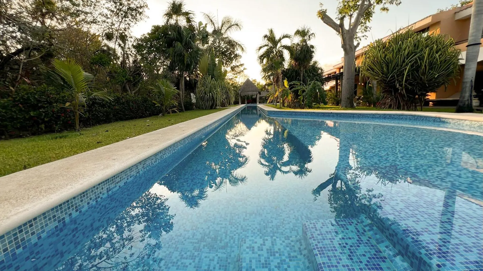 Live The Bohemian Style Surrounded By Greenery Puerto Aventuras Feriehus